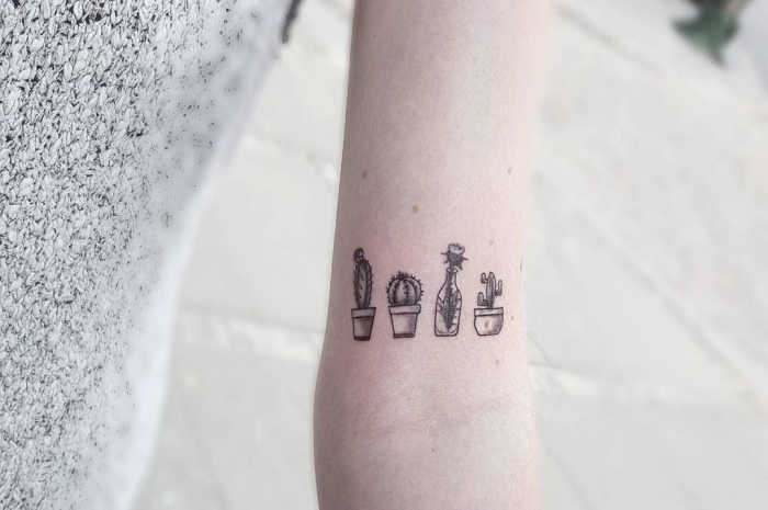 différents modèles de mini cactus tatoués sur la main, idée de tatouage à design minimaliste et motifs floraux