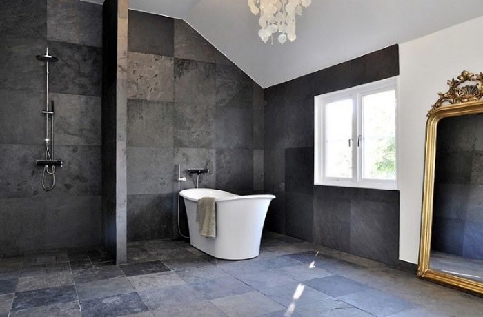 déco de salle de bain avec murs et sol foncés combinés avec un plafond blanc et un modèle de miroir doré baroque