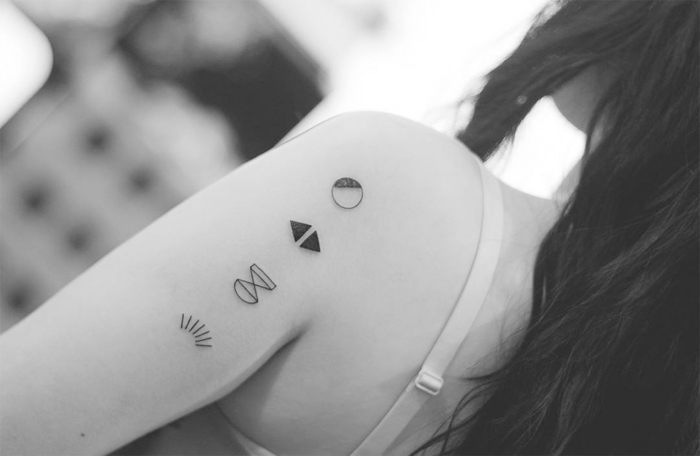 idée pour un tatouage minimaliste avec symboles, modèle de tatouage discret femme sur la main ou l'epaule
