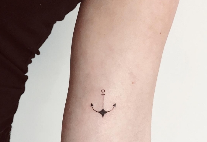 exemple de tatouage minimaliste à design ancre, modèle de petit tatouage sur la main pour homme et femme