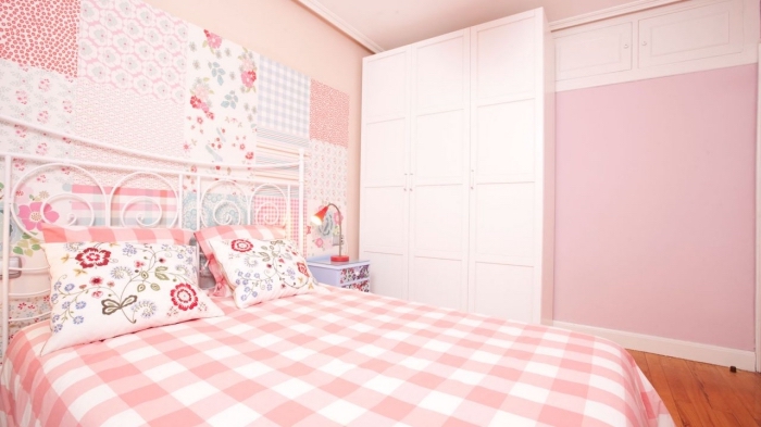 une tete de lit fille d'esprit vintage et récup réalisée avec des chutes de papier dépareillées à motifs vintage aux teintes qui s'harmonisent avec la déco rose
