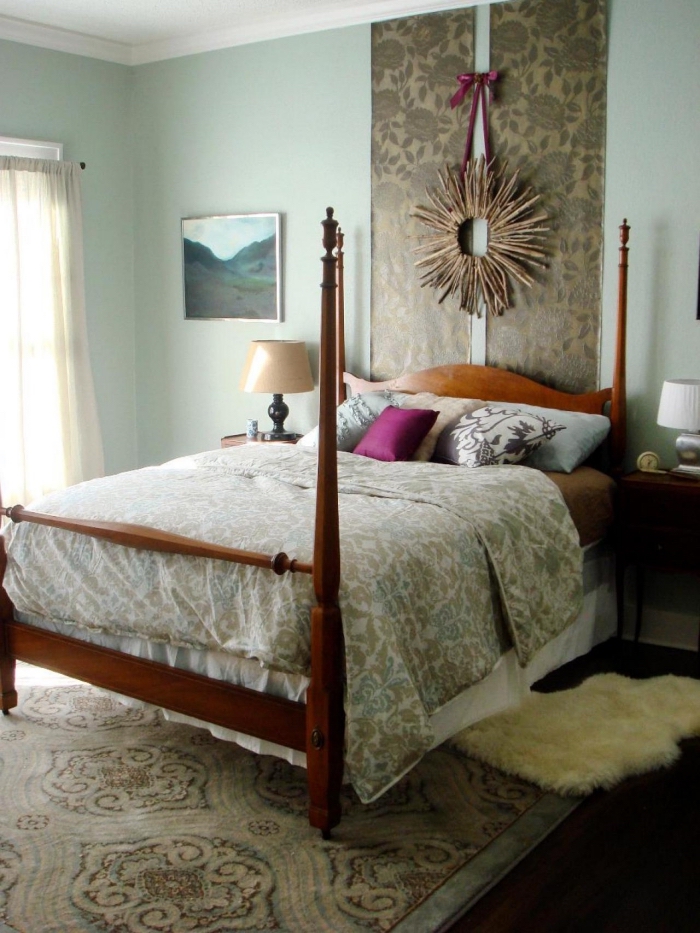 une tete de lit papier peint intissé composée de bandes de papier peint uniques, qui s'accorde avec le reste du décor de la chambre à coucher vintage