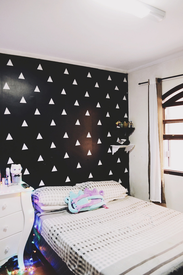 une chambre d'ado fille tendance avec une tete de lit papier peint adhésif sombre à motifs géométriques tendance