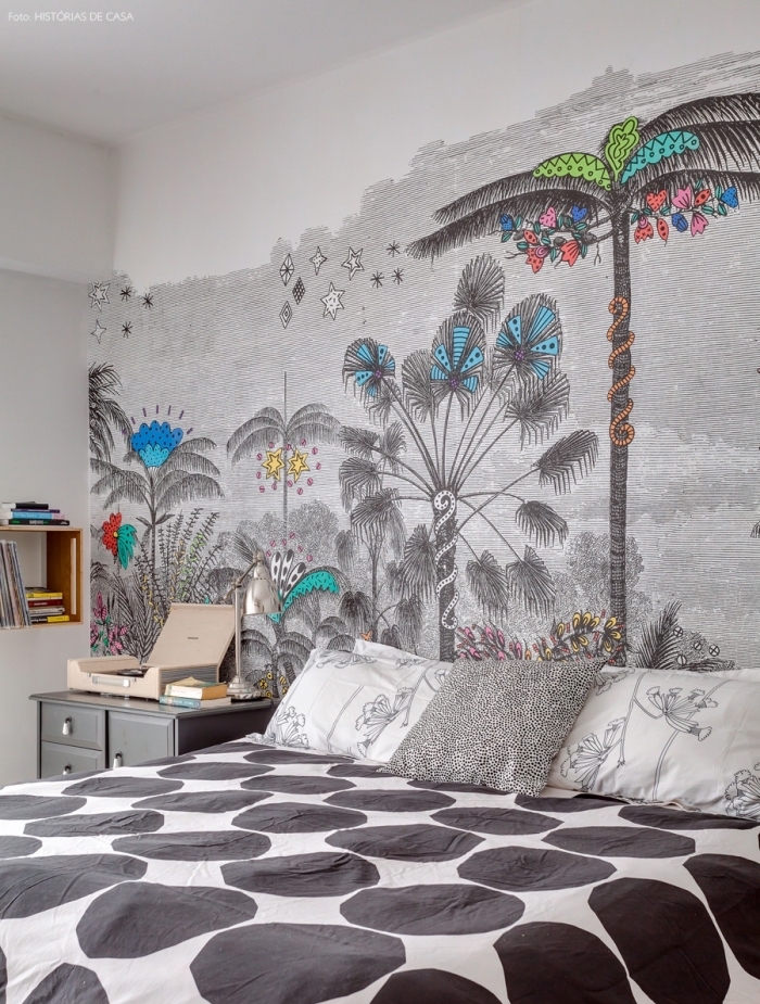 tete de lit deco tropical réalisée sur le mur entier avec du papier peint à motif 