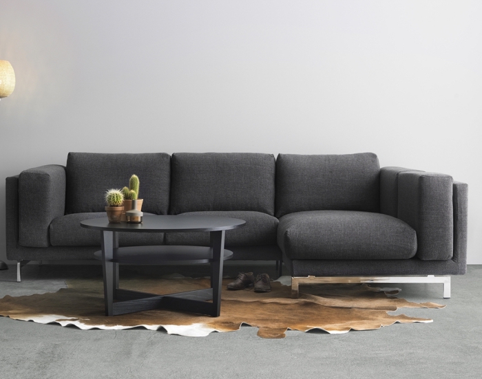 modèle de canapé comfortable en gris foncé combiné avec une table ronde en gris mate, meubles pour salon gris