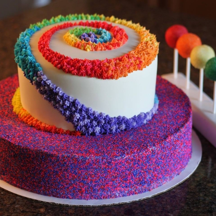 idée pour une déco de gâteau original à la poche à douille en dégradé de couleurs, recette wedding cake au glaçage arc-en-ciel