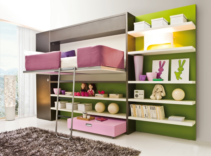 un modèle ikea chambre fille, tapis couleur taupe, murs gris, un mur revêtu de surface bois pvc vert pomme avec des étagères intégrées blanches, lit pliant avec échelle pliante en métal clair, petite table basse rose