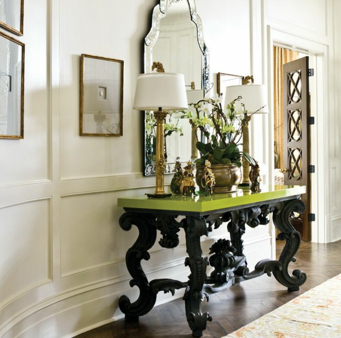 table baroque en noir et vert, plateau lisse, pieds baroques, miroir baroque, lampes de table en blanc et doré