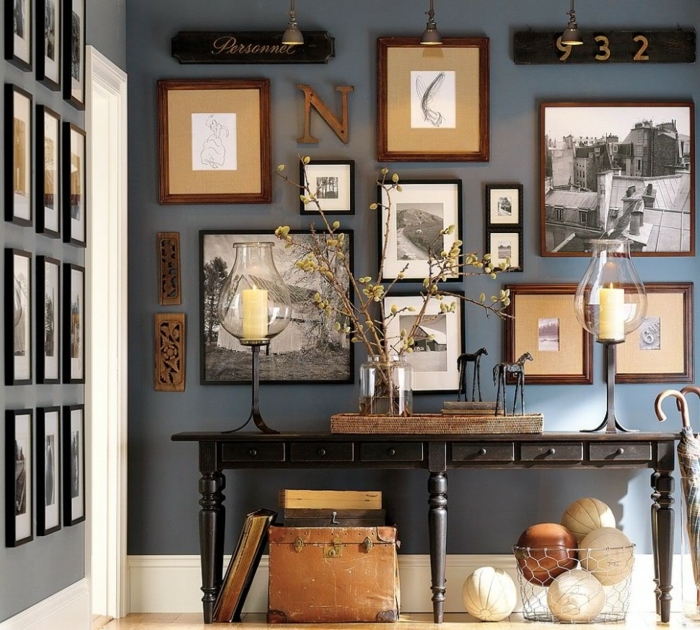 console simple design vintage, mur bleu colombe, plusieurs photos encadrées