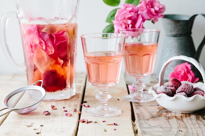 Boisson amincissante avec fleurs rose boisson detox gingembre et fraises boisson detox recette