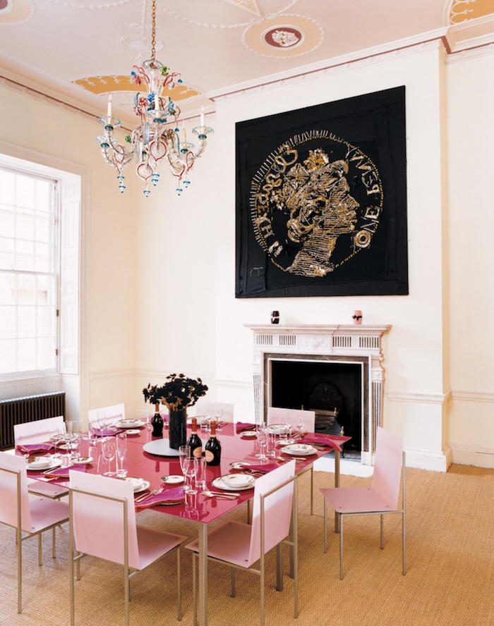 décoration kitsch pour salle a manger avec table rose et chaises roses et tableau noir or