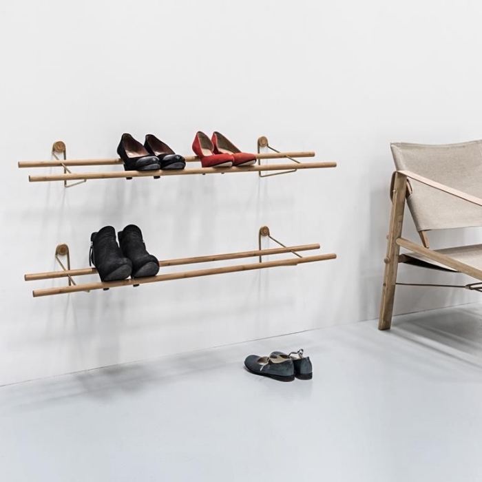 des étagères à chaussures murales au design minimaliste composées de deux tiges en bois, un meuble de rangement chaussures pas cher qui permet d'optimiser l'espace vertical