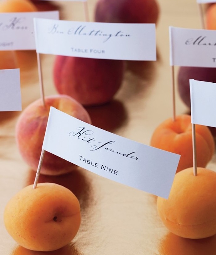 etiquette mariage blanc imprimé sur cure dent planté dans une abricot ou pêche pour un mariage été