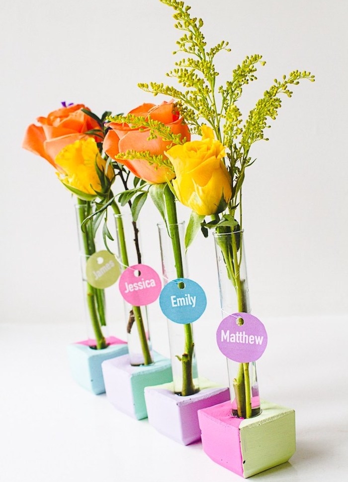 deco mariage a faire soi meme, marque place original en petit support béton coloré et tube de verre soliflore avec brin de fleur