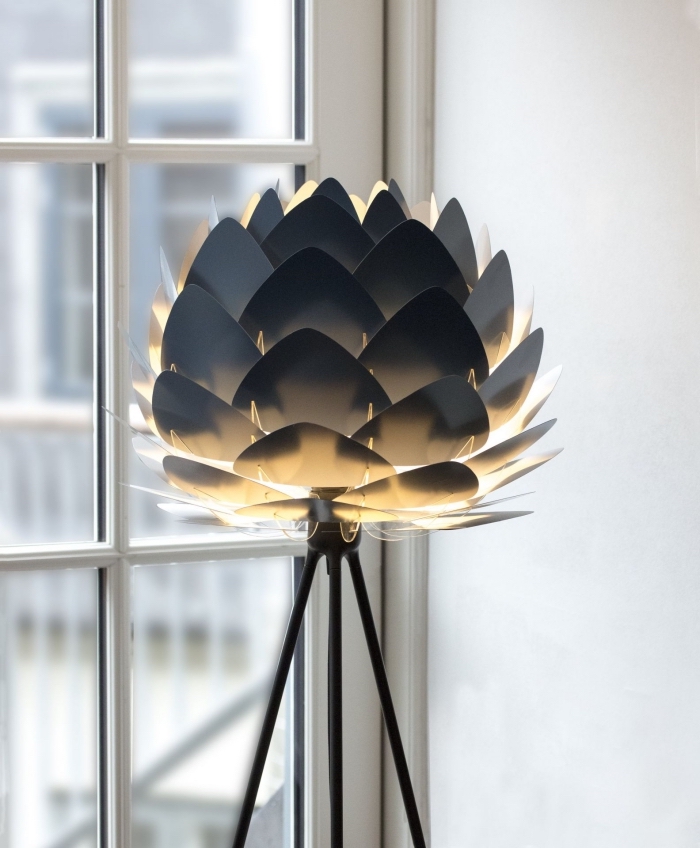 modèle de lampe moderne à design fleur origami en couleur anthracite avec pieds noirs devant une fenêtre blanche