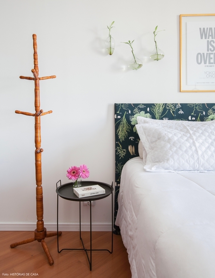 idées déco tête de lit réalisé avec du papier peint à motif végétal tendance pour une touche de fraîcheur dans la chambre à coucher