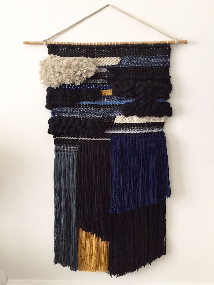 tissage deco macrame en laine noir et bleu marine pour décoration murale