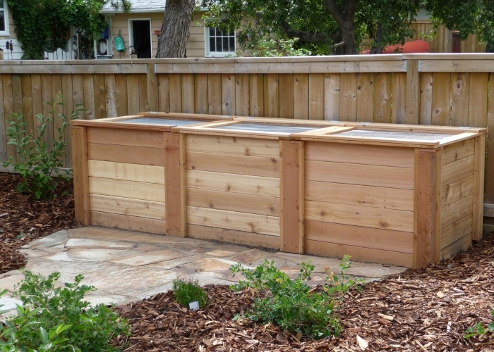 faire du compost dans son jardin, comment construire un grand composteur avec planches de bois et couvercles