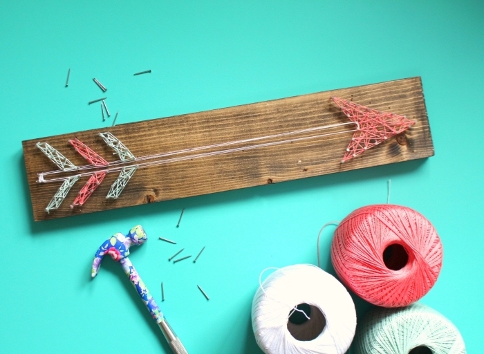 modèle d'objet DIY fait main avec planche de bois et fil en forme de flèche, activité manuelle facile pour faire une déco d'intérieur
