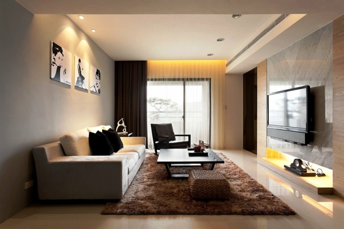 amenagement salon simple et beau, sofa beige, table basse noire, tapis marron moelleux, murs couleur taupe