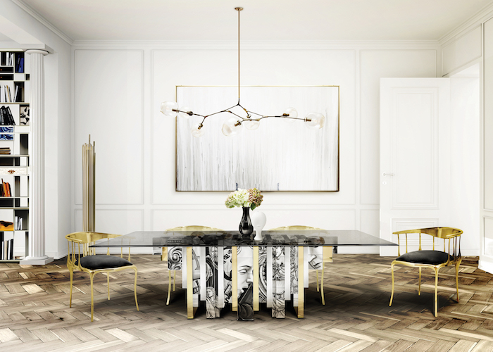 table de salle a manger en verre design noir transparent et chaises en métal doré avec murs blancs sur parquet
