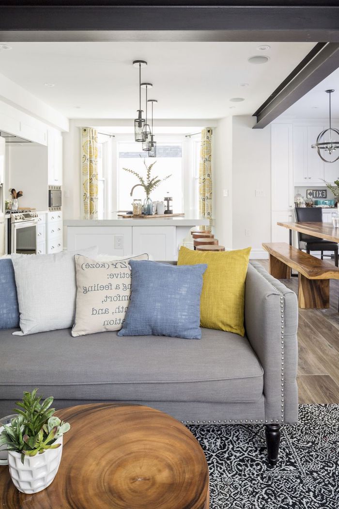 Deco moderne salon comment amenager salon salle a manger rectangulaire canapé gris avec trow pillows colorés 