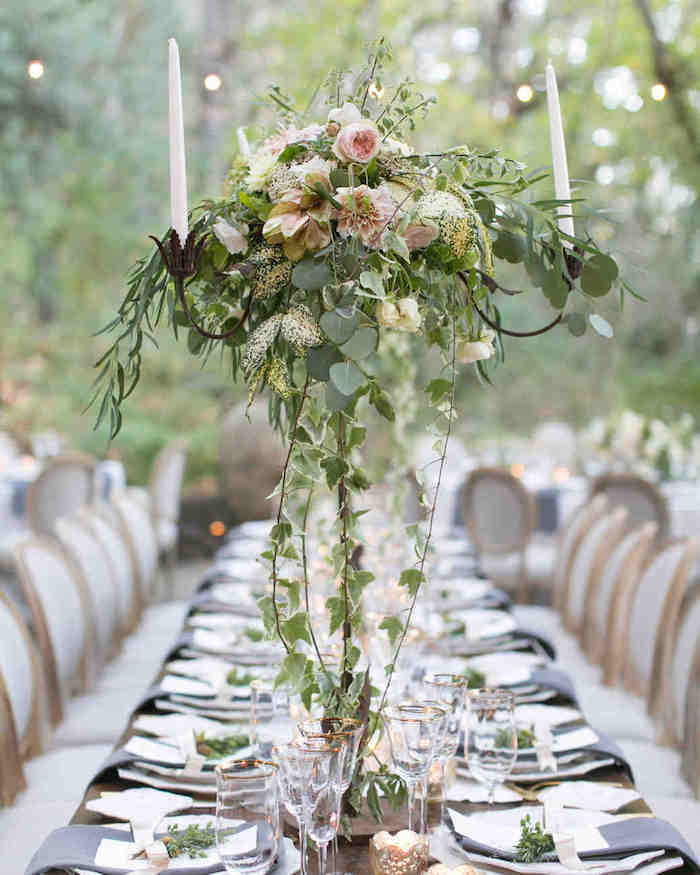 Idee deco mariage centre de table mariage idée déco mariage chic table longue haute vase transparente avec pivoines en top