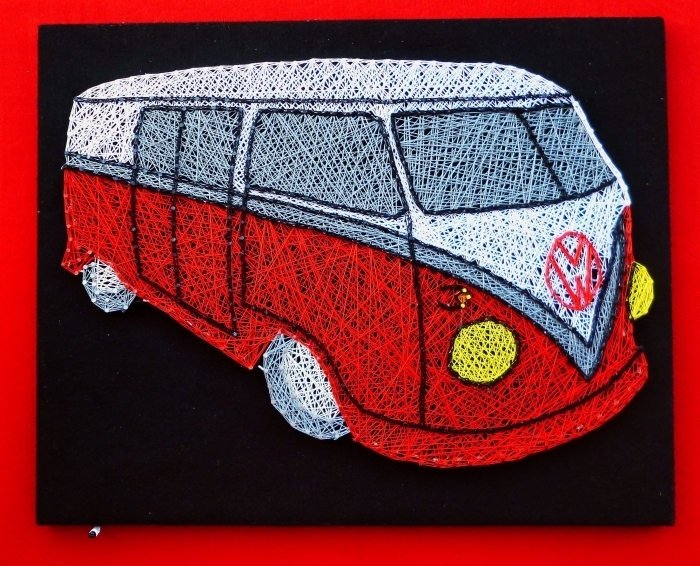 fabriquer un objet décoratif de style hippie, activité manuelle facile avec tableau noir et création hippie bus en fil rouge et blanc