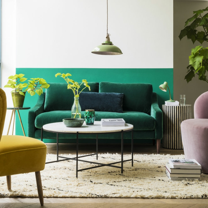 canapé émeraude, table basse blanche, plantes vertes, chaise moutarde, lampe pendante, idee deco peinture salon 2018