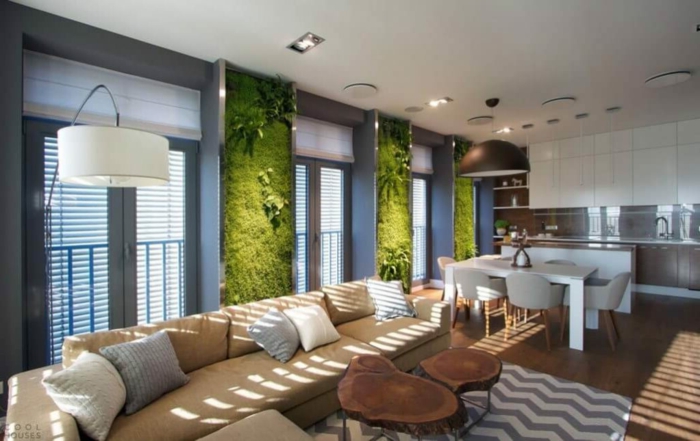 aménager et decorer son salo moderne, murs végétaux, sofa beige, table tronc, table blanches avec des chaises design scandinave