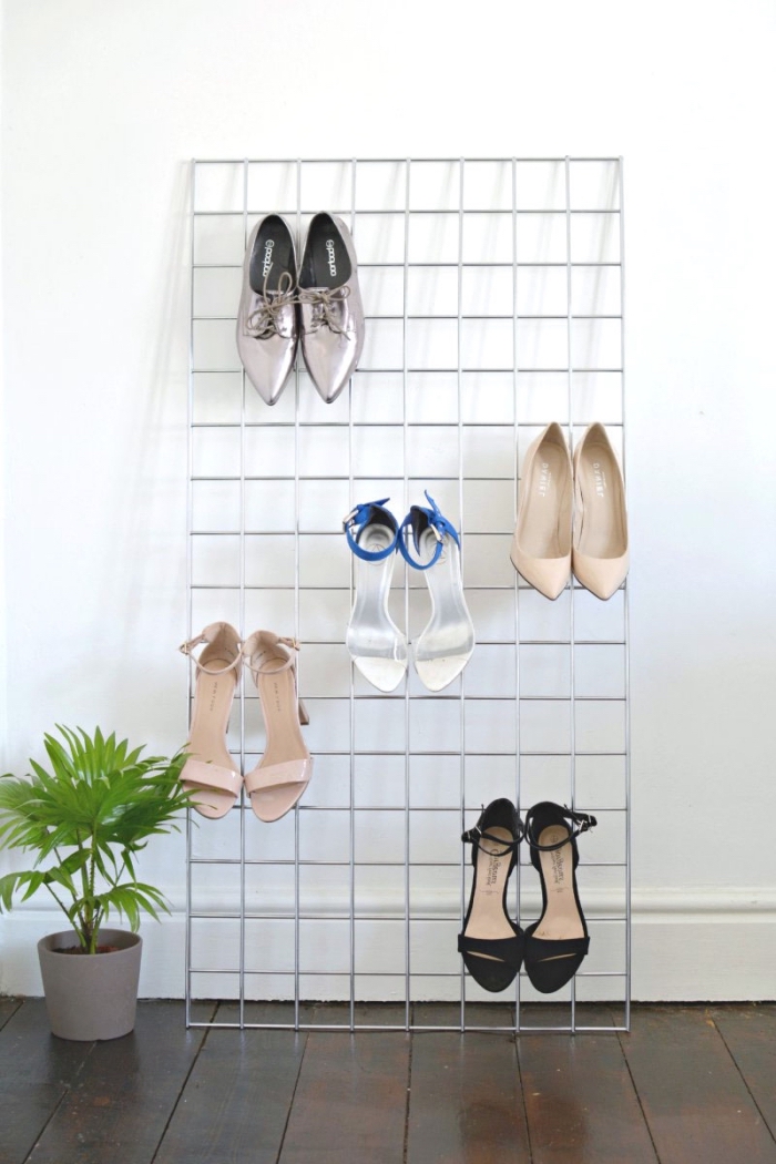 astuce rangement chaussures minimaliste, une grille métallique tendance pour suspendre des talons