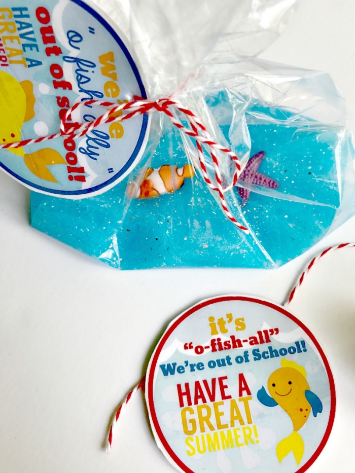 de petits sachets plastiques de slime bleu océanique avec des étiquettes personnalisées, à offrir comme cadeaux d'invités