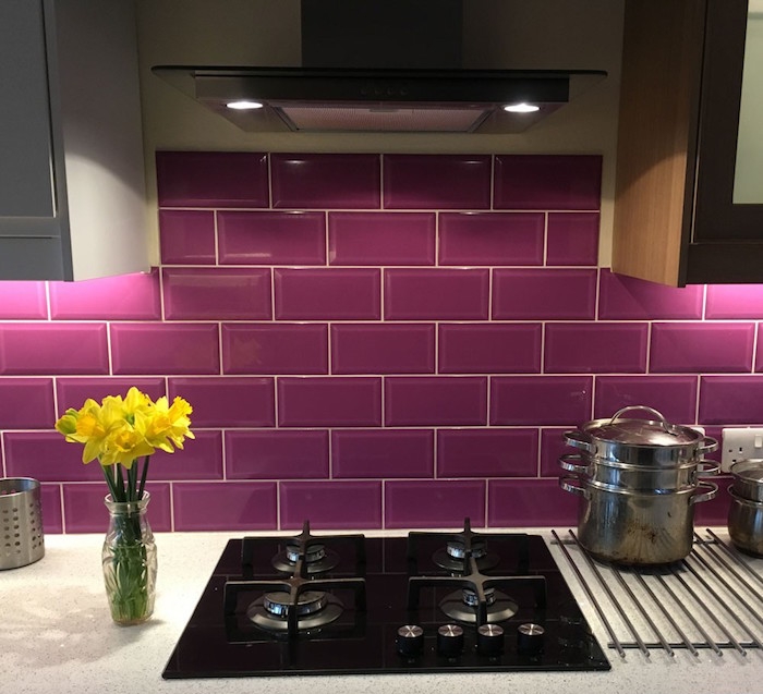 carrelage mural cuisine violet mauve brillant pour credence carrelée