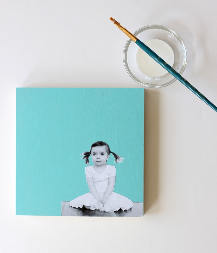 idée cadeau fête des pères avec une photo fille silhouette noir et blanc sur un block bois repeint de peinture bleue