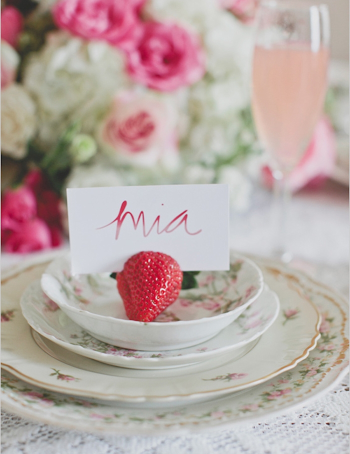 assiettes shabby chic, décorées de motifs floraux avec marque de place fraise et carton blanc avec prénom, centre de table en fleurs