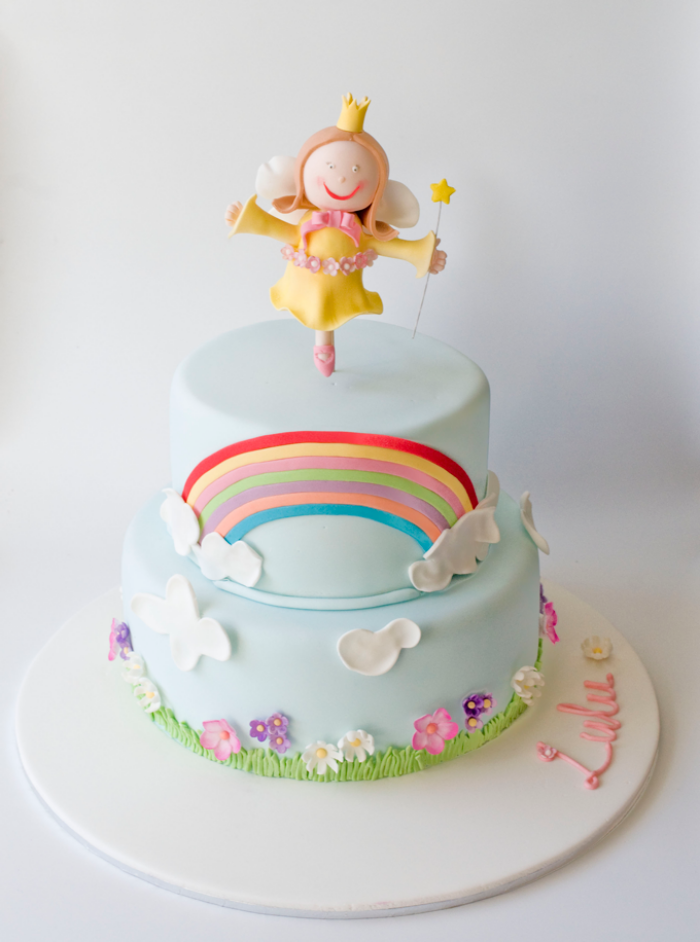 idée pour un joli gateau cake d'anniversaire magique décoré à la pâte à sucre, idéal pour fêter le premier anniversaire de votre fille