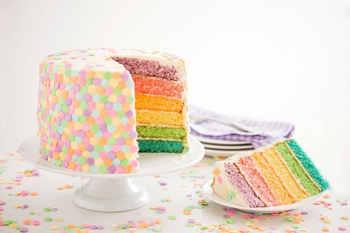 recette de layer cake de printemps à base de génoises colorées, décoré avec des confettis en sucre en couleurs pastel