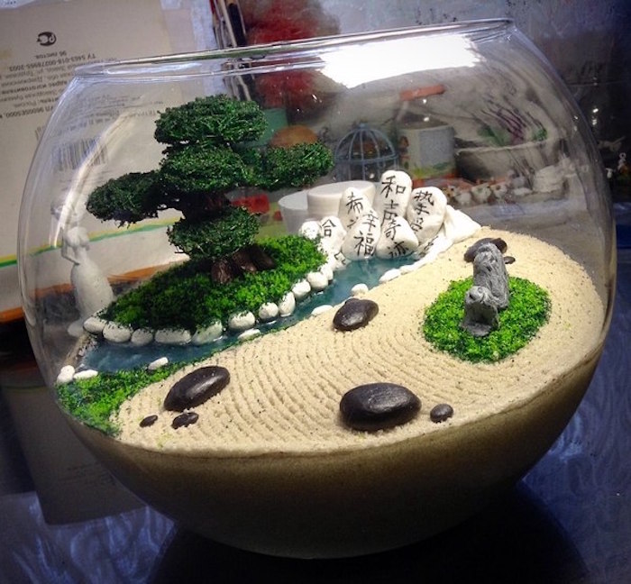 mini jardin japonais dans bocal aquarium avec sable et petit bonsai