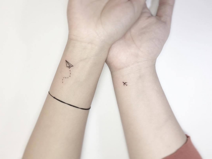 joli exemple de tattoo pour couple, modèle de tatouage minimaliste à design petit avion origami sur le poignet