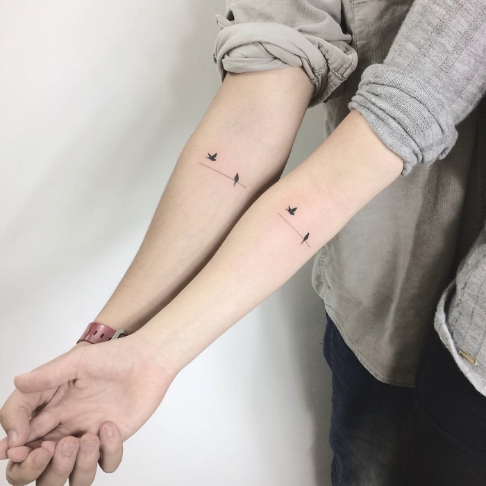 modèle de dessin en encre à deux, idée tattoo pour couple dans l'esprit minimaliste avec petits oiseaux volants