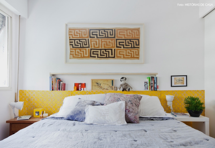une bande de papier peint imprimé jaune moutarde posé sur toute la longueur du mur, imitant une tete de lit deco