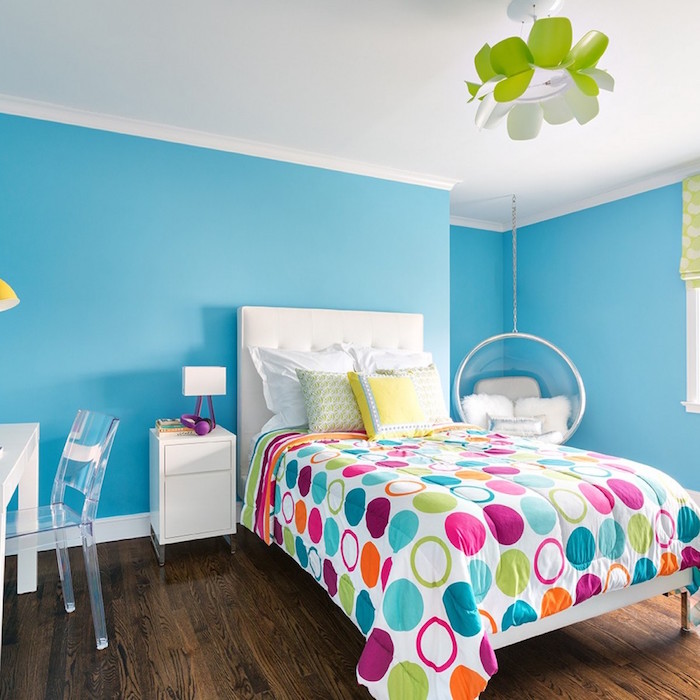 idée de peinture mur chambre bleu clair avec couette en couleurs sur sol plancher foncé
