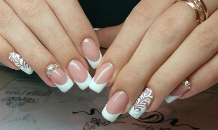deco nails en rose et blanc, bijoux à ongles brillants, motifs floraux, bout des ongles blanc