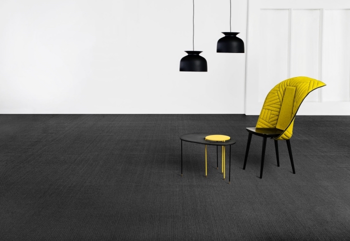design minimaliste avec éclairage lampes suspendues en noir mate et une chaise noir et jaune, couleur qui se marie avec le gris 