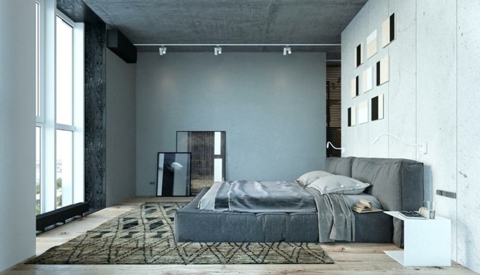 mur gris paon dans une chambre, éclairage industriel, tapis marron, lit plateforme