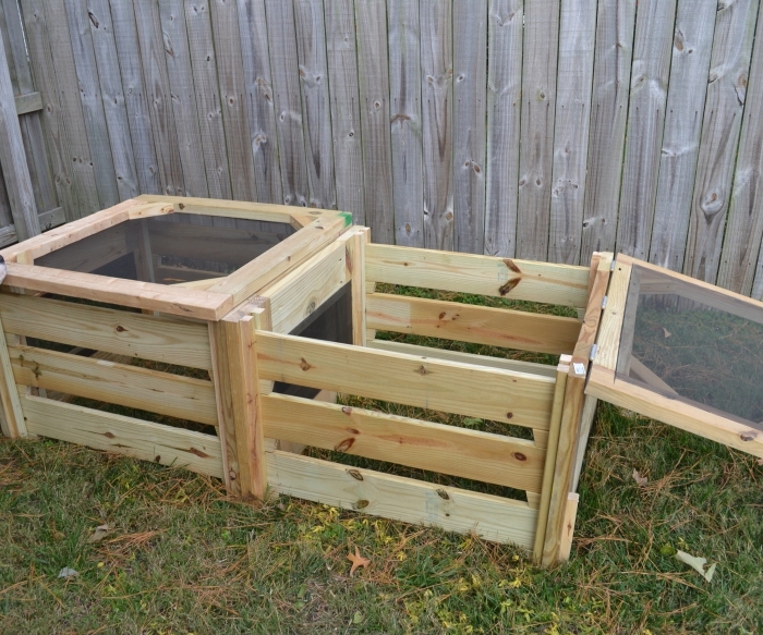 modèle de composteur de bois bas construit en deux sections avec séparation de bois et grillage, exemple de compostage de jardin