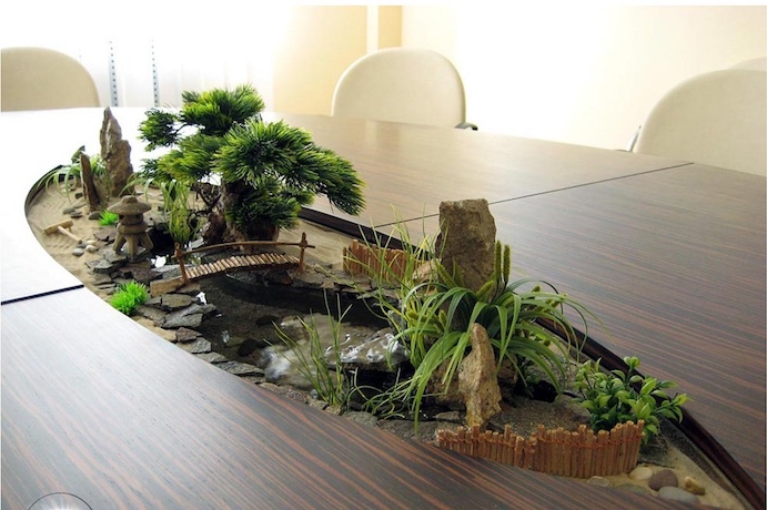 modèle de jardin japonais miniature incrusté dans un bureau comme déco zen intérieur