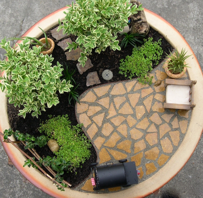 petit jardin japonais miniature dans pot de fleurs avec mini plantes et maquettes