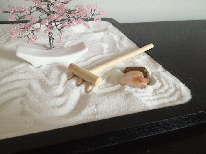 objet déco japonais type jardin miniature relaxant avec sable blanc et mini rateau en bois