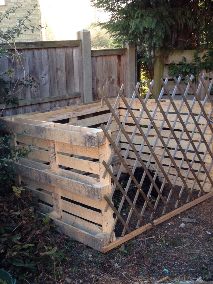 exemple comment fabriquer un composteur de jardin en utilisant planches de bois, modèle de composteur avec clôture en bois
